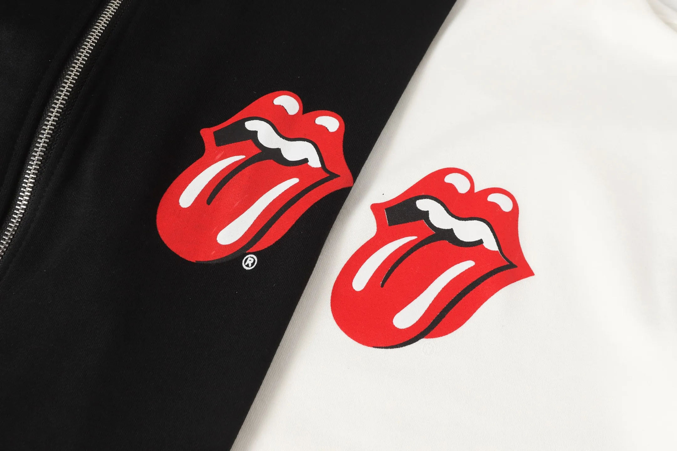 P250 cross-border model, please do not place an order if you are pursuing quality - Chrome Hearts/Chrome Heart Big Tongue👅 Printed Flower Arm Zipper Sweater Cardigan Jacket - High weight, high density and high quality. The wool is soft, delicate and skin-friendly. It feels soft and silky. It has excellent warmth and skin-friendly properties. - Custom-woven and dyed, no color difference. No matter the fabric or workmanship details, it beats the ordinary version on the market. - Hardware and zipper accessories are all customized, full of details - Color: black white -Size: S M L XL